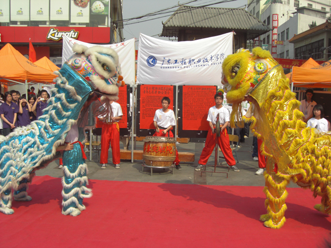 各高校为市民送上精彩的文艺表演